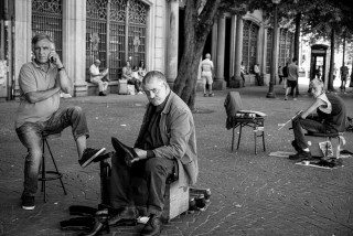 Shoe shiner in Porto by Graeme Heckels Travel & Street Photography